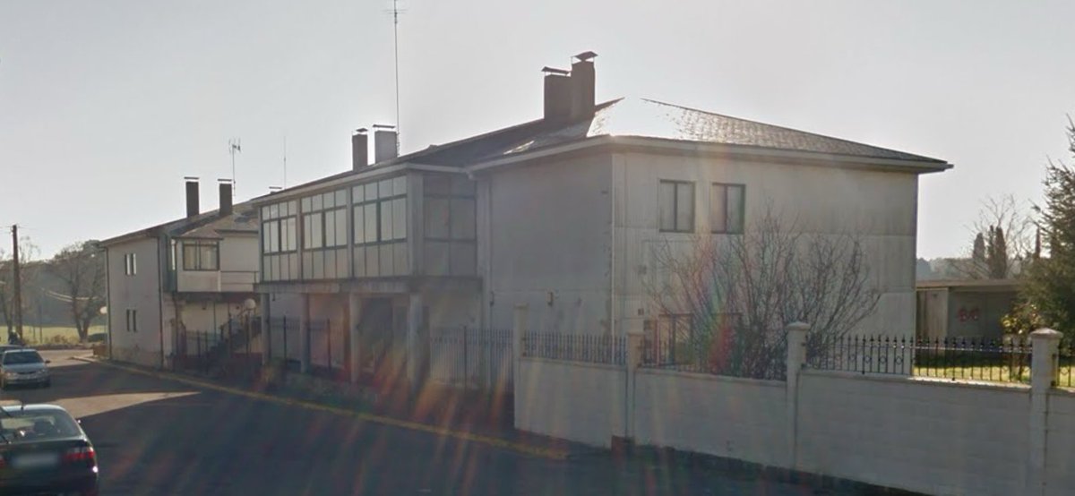 #cadadíauncuartel (822)
Hoy vamos a conocer la #casacuartel de #Xermade (Lugo):

📐 Juan Ignacio Azcárraga Togores
💶 @guardiacivil
🗓 1984-1989
📍 43,35536° N, 7,81371° O
🏘 5
1/4