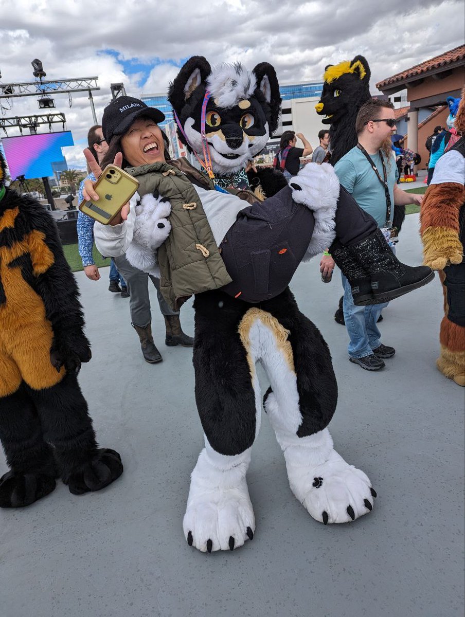 I won 1st at the @LasVegasFurCon dance competition! My mom came to watch too!! 🥰 📸 @AvocadoSnek