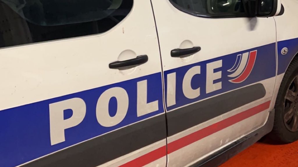 info_Paris_IDF's tweet photo. 🔴 FLASH - #Pecq : Un automobiliste a percuté un autre #véhicule alors qu'il tentait de fuir un contrôle de police, samedi.
👉 Sans permis et âge de 26 ans, il a été interpellé avec plusieurs pochons de #cannabis et de résine de cannabis sur lui. (BFM) #Yvelines https://t.co/jgDTISTnZO