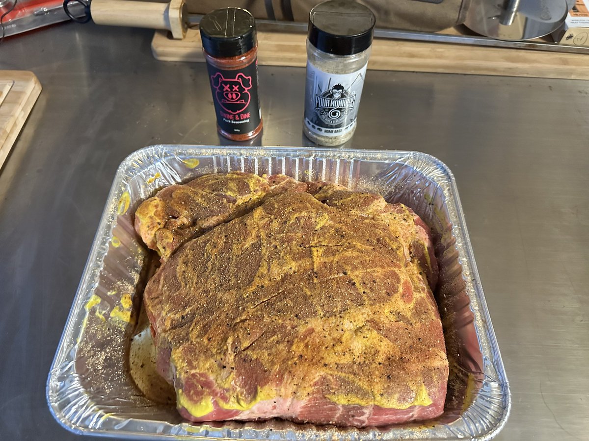 KingWatto's tweet photo. @MeatChurch A Boston butt cooking as I write this https://t.co/yMfoPBBaJI