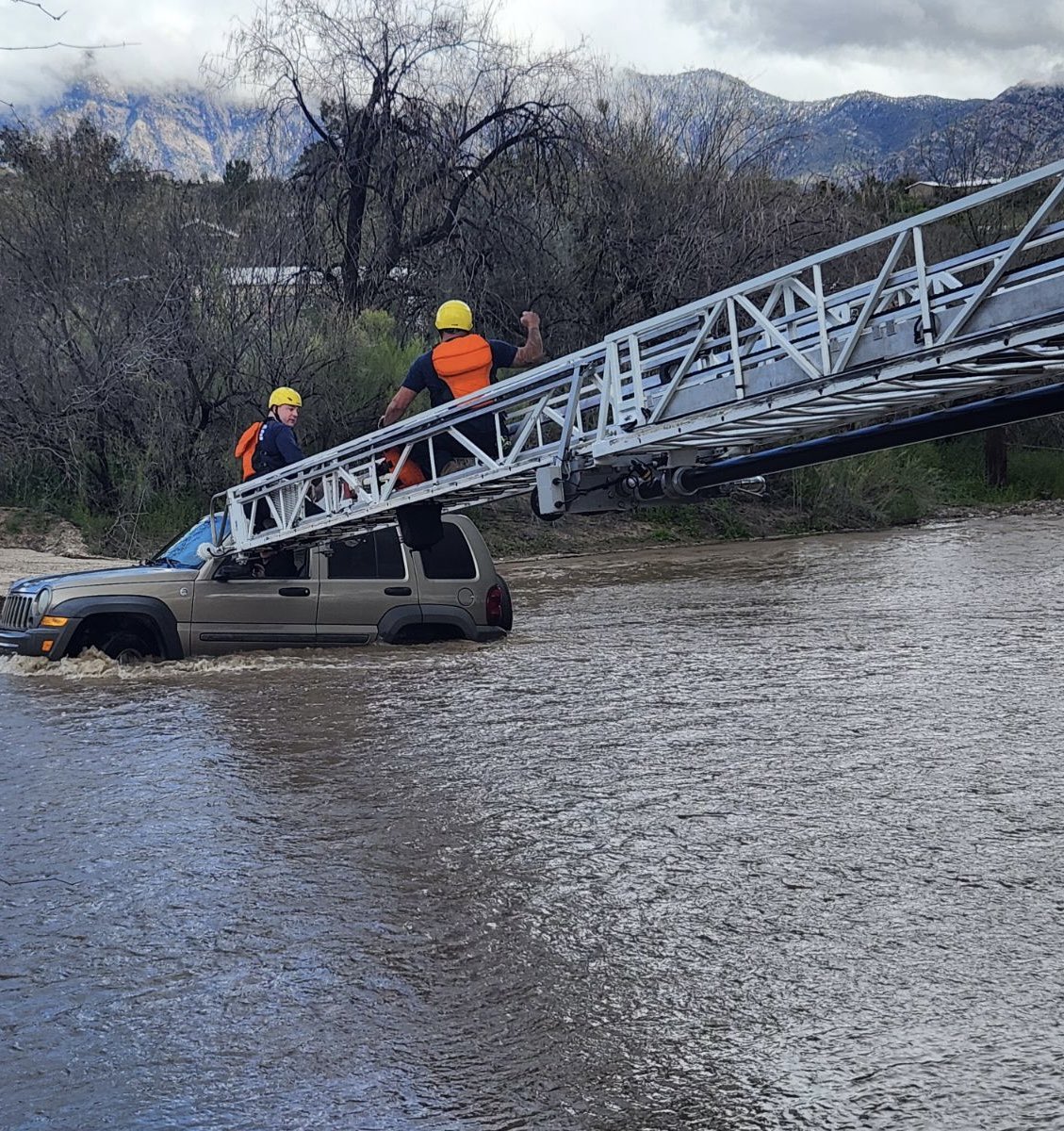 SWIFT WATER RESCUE: Golder Ranch Fire crews responded to one SUV stuck in the CDO crossing at Wilds Rd. Our firefighters were able to rescue the driver, the only occupant inside the vehicle. No injuries reported. 

As rain continues to move through our area, please remember TURN