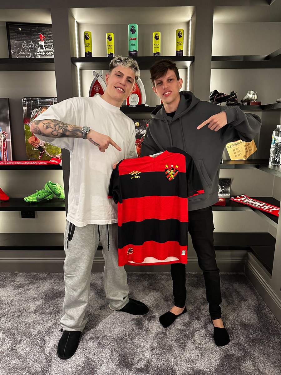 sportrecife's tweet photo. E esse rolê aqui?! O torcedor rubro-negro Fernando Veras garantiu esse presentaço pro Garnacho! 🔥 É o SPORT CLUB DO RECIFE! https://t.co/6uSZzFZ13a
