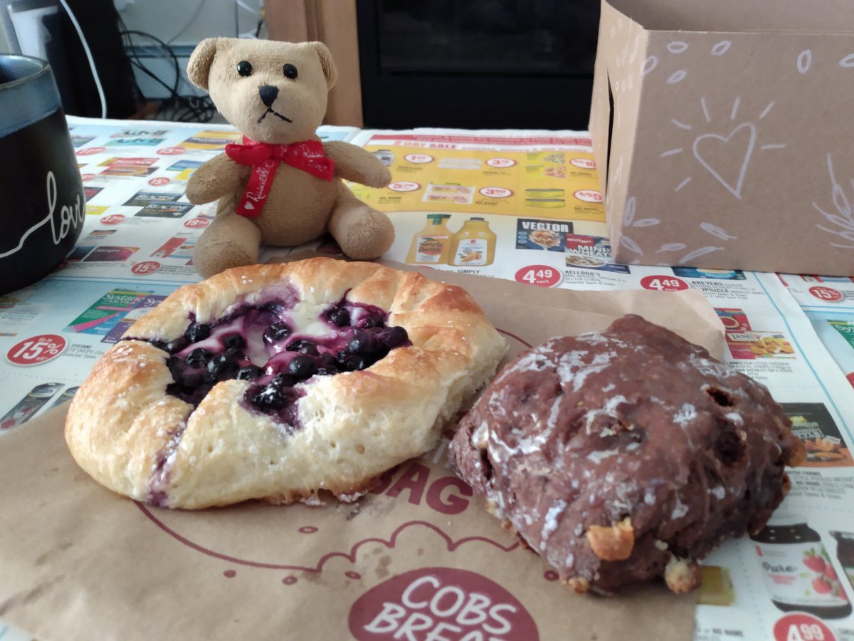 April 1st

Today's lunch at home 

Of course Cobsbread and iced coffee 🥐☕🇨🇦 

Always happy 🥳😋👍

#CobsBread