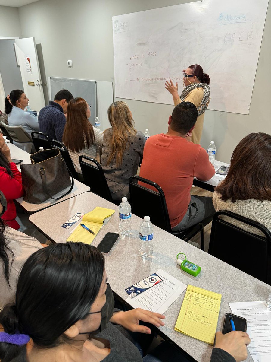 Los #expositores del taller de escritura: Margarita Dager Uscocovich y Diego Barahona. Dos expertos en la #literatura que ofrecieron herramientas valiosas a los participantes para que inicien o continúen en el mundo de la #escritura <a href="/diegobarahona75/">Diego Barahona</a>