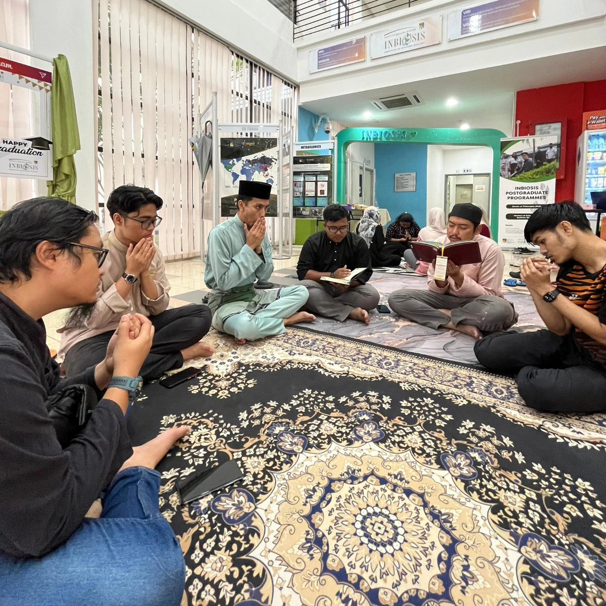 PSAI_UKM's tweet photo. Majlis Khatam Al-Quran dan Berbuka Puasa PSaI 🌙 

#ramadhan2024 #khatam https://t.co/7icX2r9V7V