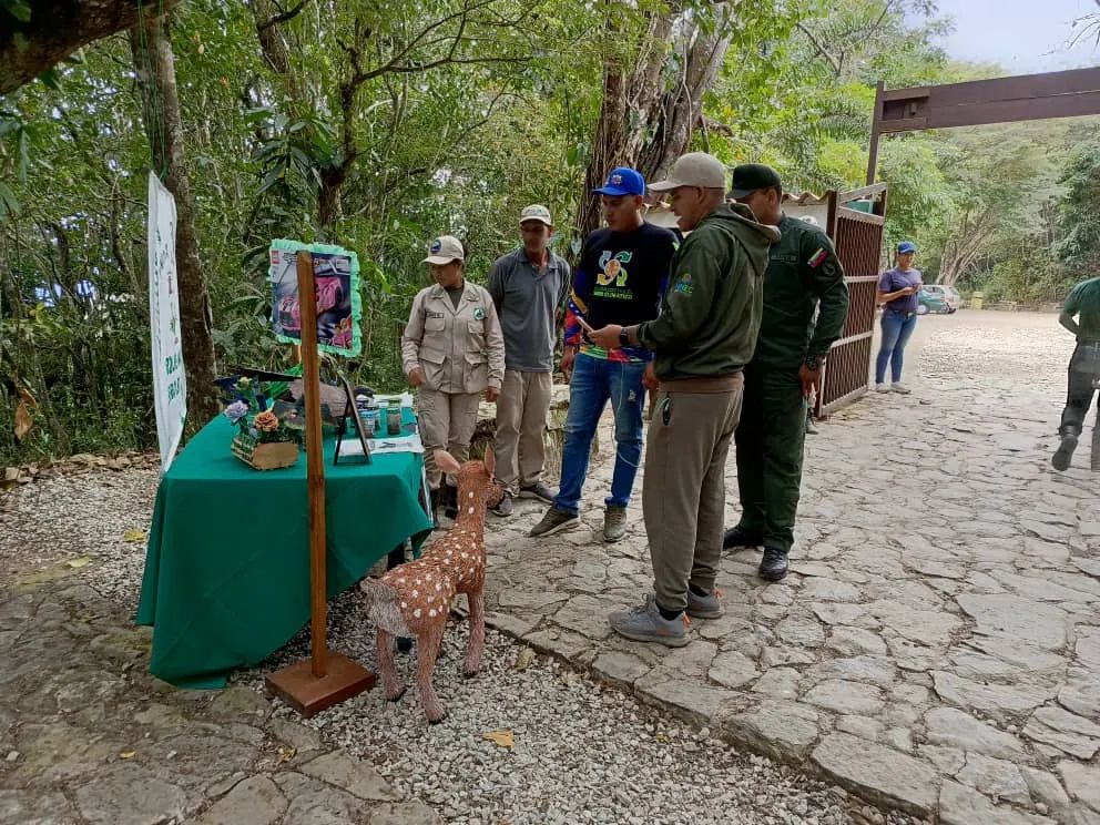 👉🏼 Durante la Semana Mayor los trabajadores del Instituto Nacional de Parques, realizaron diferentes jornadas de sensibilización y concienciación ambiental a escala nacional. 👇🏽🧵 @NicolasMaduro @rosich13 @JosueLorcaV