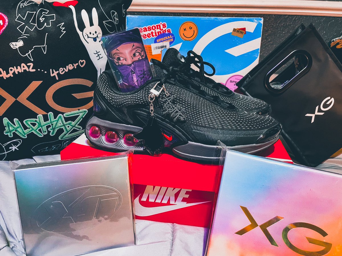 blitzkey_'s tweet photo. ALPHAZ GIVEAWAY! 🐺 

(Must RT & Follow @blitzalphaz to be eligible)

Last person who replies to this post wins:

•Signed HINATA Photocard
•Nike AirMax DN (Size 9.5)
•2024 Seasons Greetings
•XG World Tour Pillow
•Mini XG Record Bag
•Unopened SHOOTING STAR + MASCARA single album

Goodluck! 💫 

#ALPHAZ #XG #XGALX #XG_Tamagotchi #XG_WOKE_UP #TotallyNotAnAprilFoolsJoke