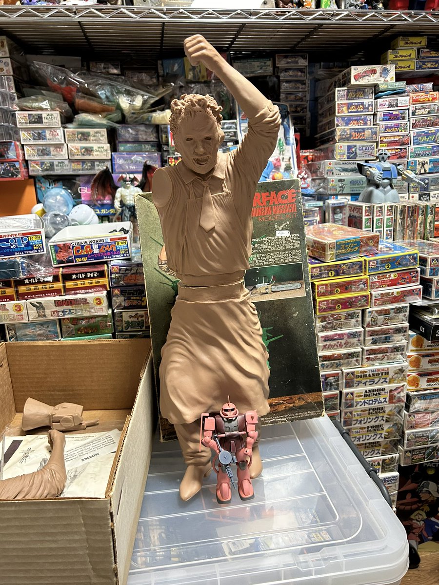 CollectionPoko's tweet photo. 一目惚れ。。。
う〜〜ん
たくさんね
この辺系が大量入荷という事でね
駆けつけましたよ
このデカさね!!
箱絵位の大きさでしょ。。。
箱の1.5倍やな
1/144ザクとの違い見て見て
やばいっしょ
#screamin
#LEATHERFACE さんっすね
因みにここっす↓
@shop_pantaloons
です
じゃんじゃん押し寄せてぇ https://t.co/uHvGmULT2J