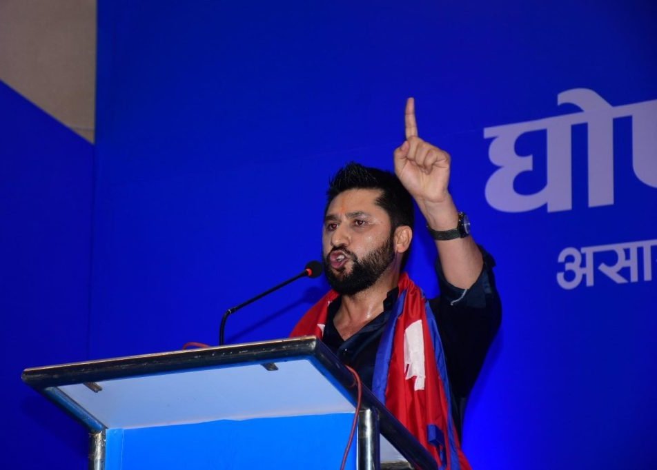 SGnepal's tweet photo. एउटा सामान्य रेडियोमा कार्यक्रम चलाउने केटो विभिन्न देशमा काम गरेर नेपाल फर्केर ७-८ वर्ष टिभीमा कार्यक्रम चलाएर, पुराना दलका नेताहरुले ३४ वर्ष सम्म थोपारेको फोहोरको डुङ्गुर सफा गर्न अने��न बेथितिहरु बिरुद्द जुध्न राजनीतिमा होमिए।

पार्टी स्थापना गरेको ६ महिनामै संसदको चौथो ठुलो दल बनाए, देशकै सबै भन्दा लोकप्रिय मत ल्याएर सदन छिरे , 

दुई-दुई पटक नेपाल रास्ट्रकै माननीय उपप्रधानमन्त्री (आहा सुन्दा पनि कस्तो स्वाद आइरहेको छ) र गृहमंत्री बनेर देश र जनताका लागी केही नविनतम र सुधारका कामहरु गर्न खोज्दा तपाइँहरुको पूंठोबाट धुँवा आउनु त जायज नै छ र साथै हामी तपाईंहरुको समस्या ��� दुख: बुझ्दछौ !!

रवि @hamrorabi दाई अघि बढ्नुस हामी लाखौं जनता तपाईको साथमा छौ ।🙏