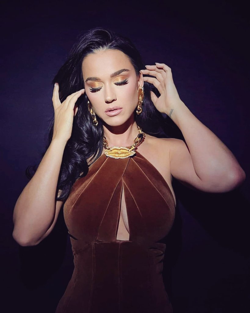 Katy Perry Looks Stunning 🧨