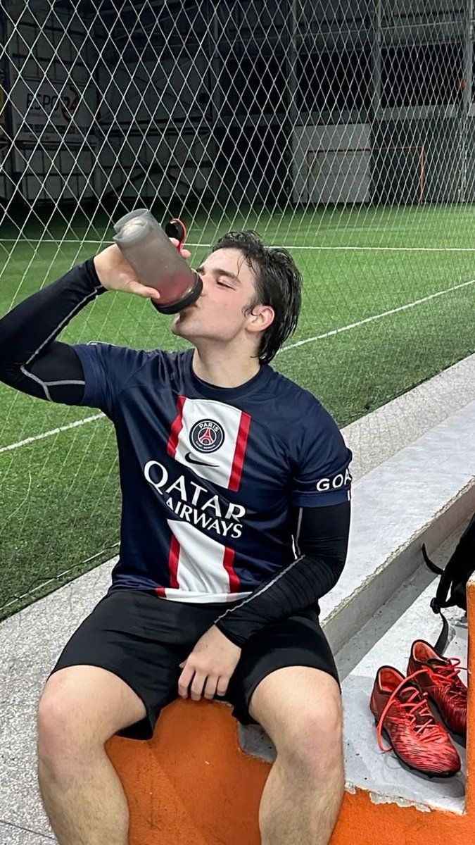 atrasado mas vale! Tava experimentando jogar futebol, embora nem seja tão fã assim.