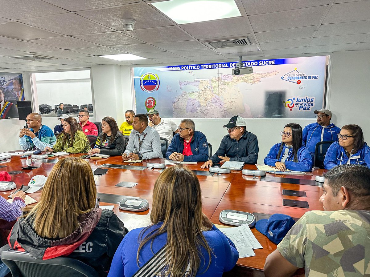 #Hilo | Desde el Ven 911, en Cumaná, el gobernador de Sucre, @GPintoVzla lidera una reunión de trabajo con los representantes de los entes de servicios públicos e infraestructura para evaluar los avances en la atención del 1x10 del Buen Gobierno en Sucre

#AbrilDeVencedores