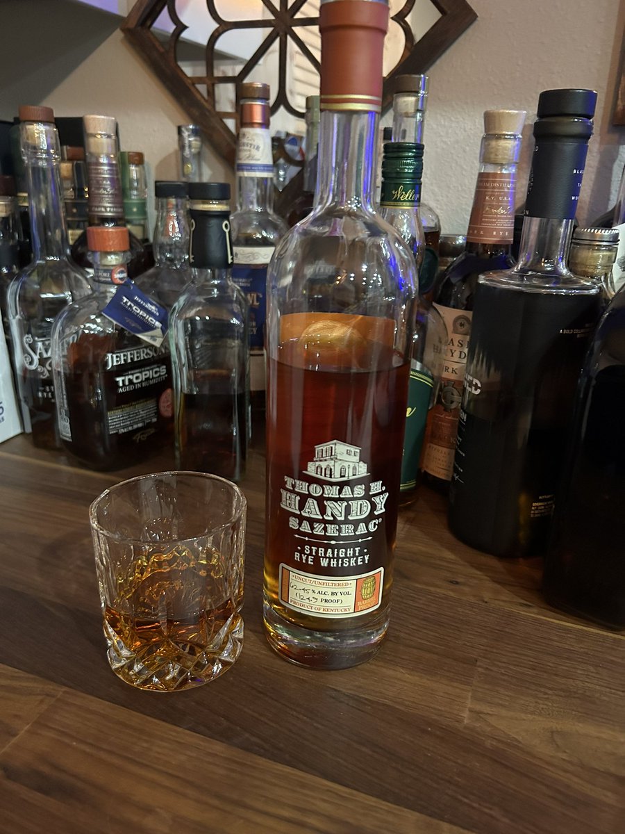 ZillaDaKilla316's tweet photo. #RyeWhiskey #ThomasHandy #Bourbon what yall throwing back on this manic Monday ? https://t.co/d8XCMjUv2Y