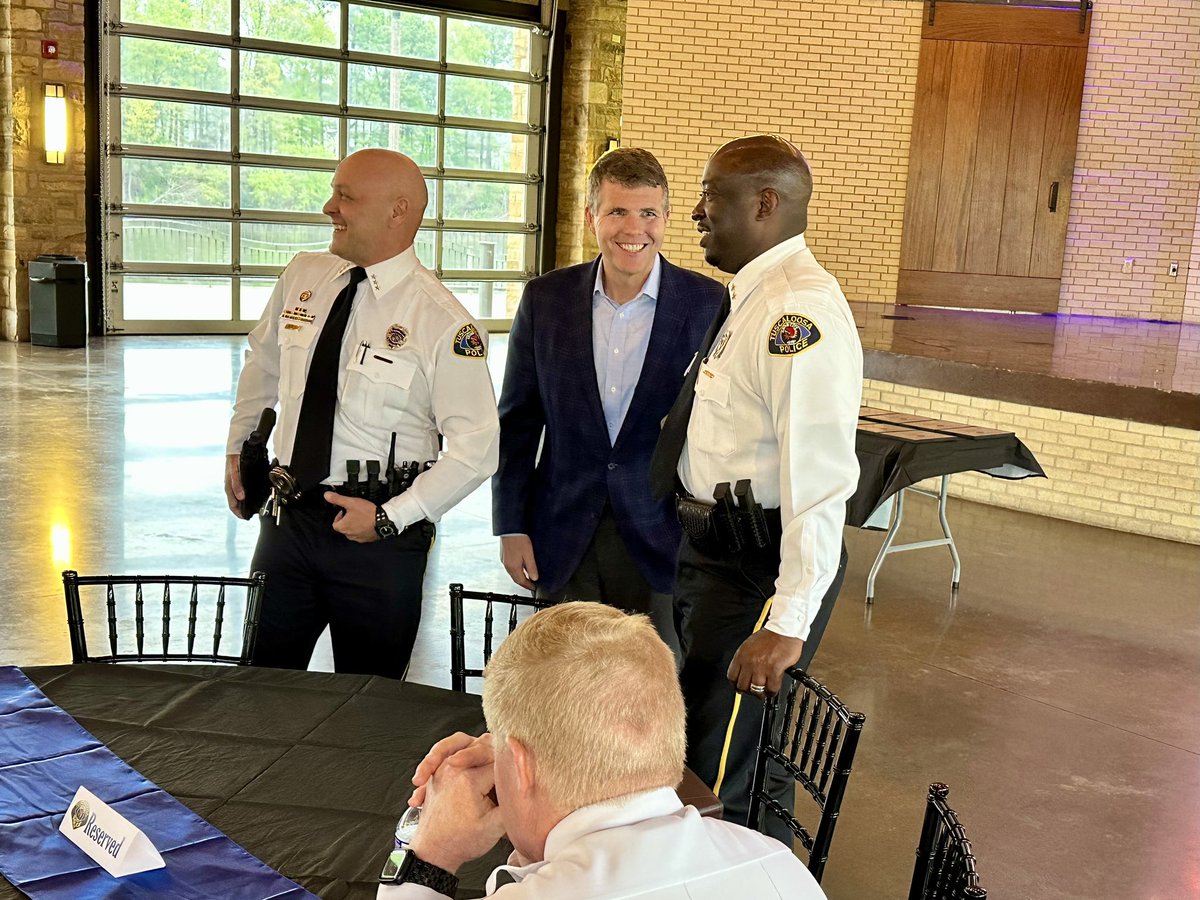 Honored to help congratulate the graduates of the Tuscaloosa Police Department Citizens Academy. This is an invaluable opportunity to experience firsthand what TPD does every day to keep our City safe, and I’m proud of all the citizens who completed the program.