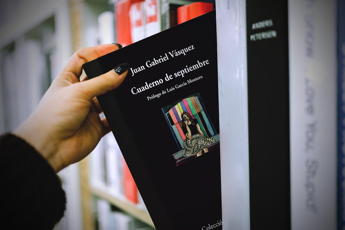 Adquiere en las principales librerías “Cuaderno de septiembre” de Juan Gabriel Vásquez, un recital que alude al recuerdo, a la necesidad de preguntarnos sobre lo que dicen las cosas y sobre lo que saben de nosotros las palabras. #PoesíaVisor #visorlibros #poesía