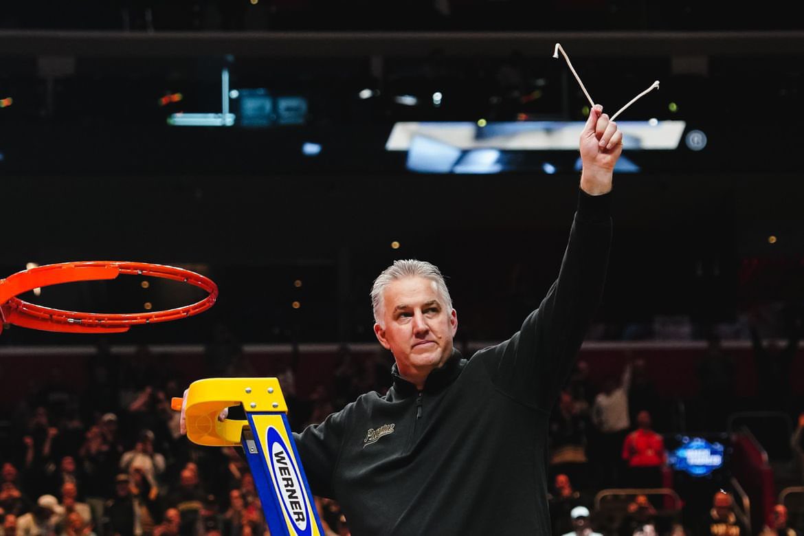 This (soon to be iconic) photo of @CoachPainter may be the most symbolic thing I’ve seen. Talk to anyone inside this industry - especially anyone inside college hoops - so many coaches try to leapfrog up the ladder toward success. Matt took the stairs - step by step. Love this.