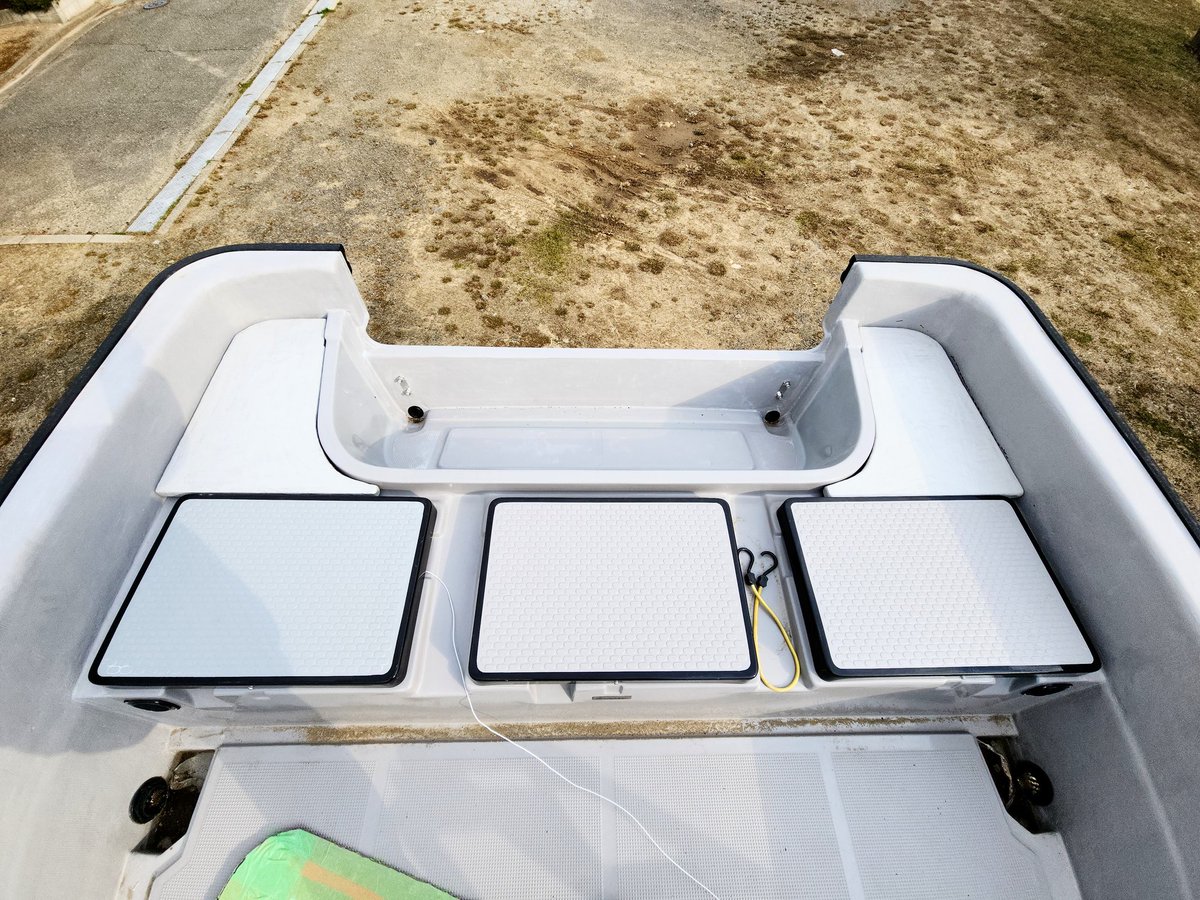 kENs_industry's tweet image. 完成！ジャストフィット♪
これにマット貼ってキャスティングレール付けて釣り座を増やしますん！
 #customboat  #centerConsole  #customdeck