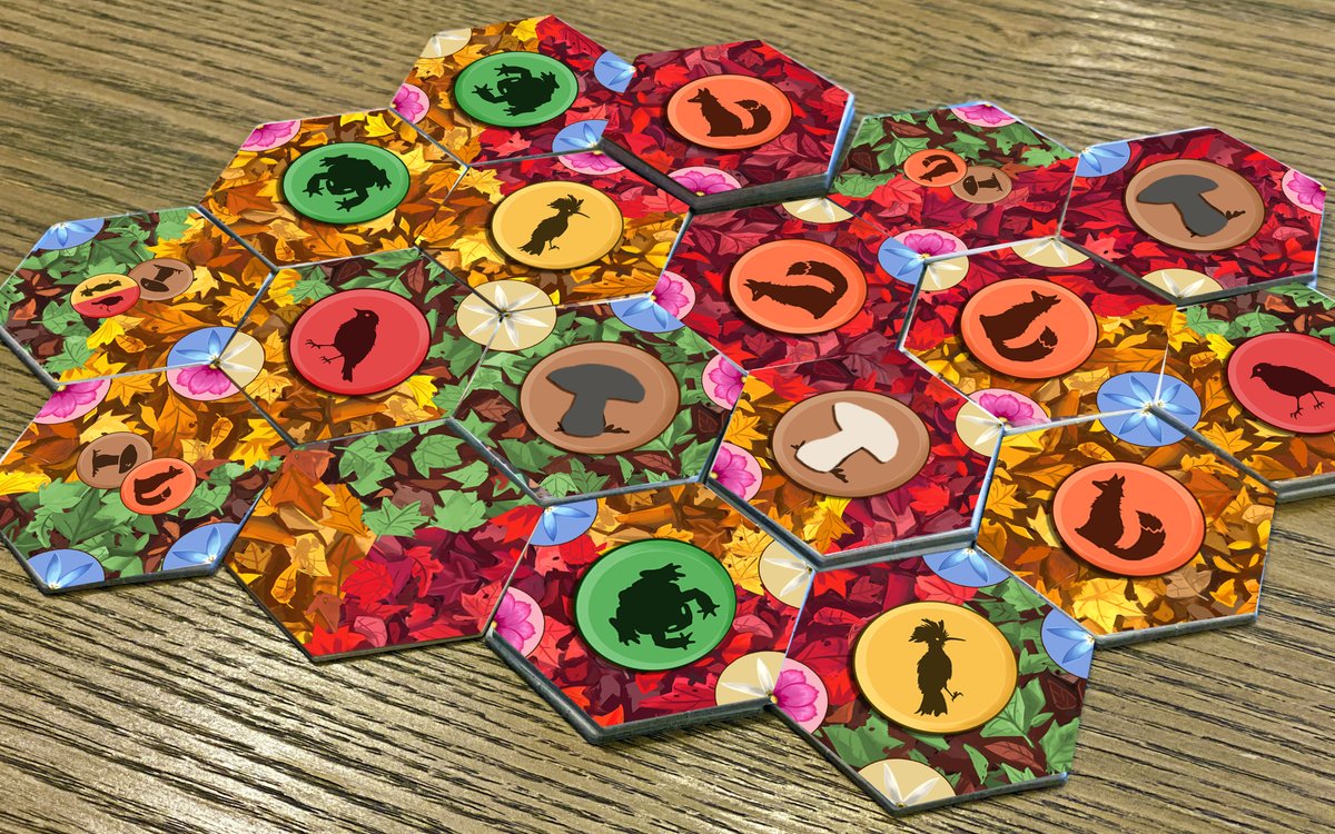 Fall
boardgamegeek.com/boardgame/4177…
littlerocketgames.com/product/fall/
『ヘンズ』『コニー』などのGiampaolo Razzinoによる2人専用ゲーム。葉タイルを配置して森を成長させ、動植物や菌類を育てて得点を競う。ただしカードによってプレイヤーごとの得点条件が異なり、明らかになるのはゲーム終了時のみ。