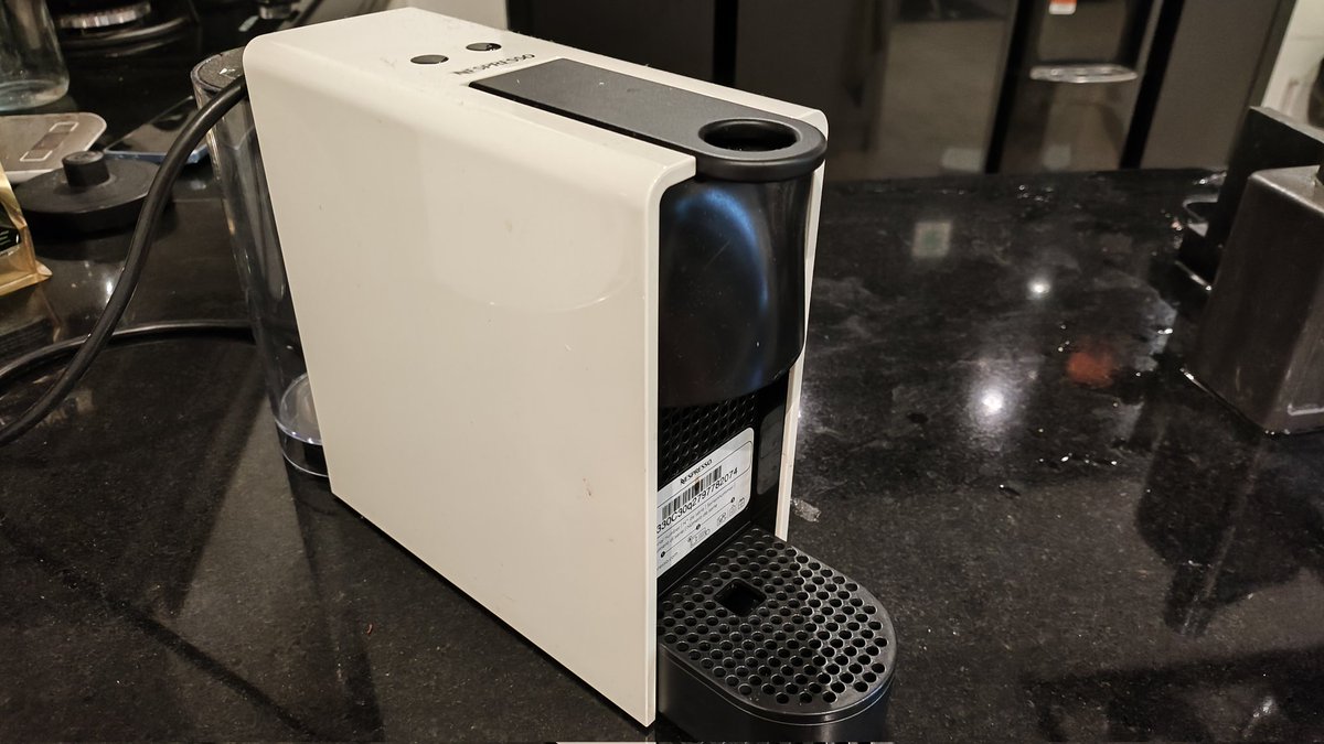 Folks I'm moving out from Jakarta (eh BSD ding) permanently. Mau giving away some stuffs I don't need anymore. Dimulai dari Nespresso machine ini. Mint condition. RT kalau mau ntar diundi in a few days. Tanggung biaya kirim aja kalo menang.