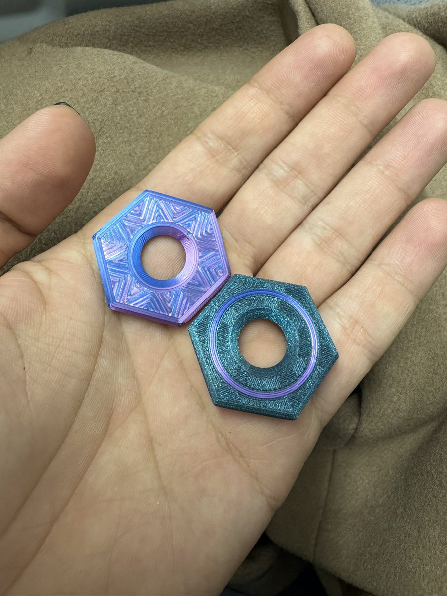 Hi everyone! I just wanted to share that I’ll be in nyc this week, and I’m excited to connect with folks around generative art! 🩵 Also, here’s a peek of my current obsession: 3d printing these “vibulons”. A fun departure from digital to physical tokens 😉 Indigo