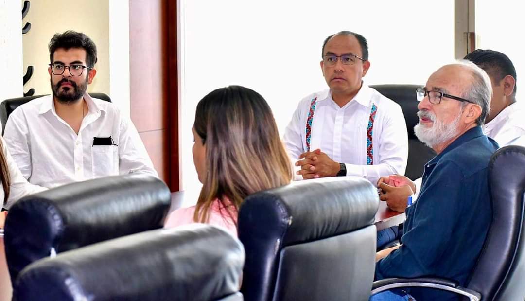 SergioLopez_S's tweet photo. Recibimos en el H. Congreso del Estado de Oaxaca al Mtro. Edmundo Morales Ramos, Presidente del Colegio de Urbanistas de Oaxaca A.C., quien nos compartió una serie de planteamientos para la captación de agua a través de la implementación de infraestructura verde en la Zona Metropolitana de Oaxaca.

Para el Poder Legislativo es una prioridad trabajar, fortaleciendo el marco jurídico para la atención de la crisis hídrica que ya se vive en Oaxaca y en todo el mundo.