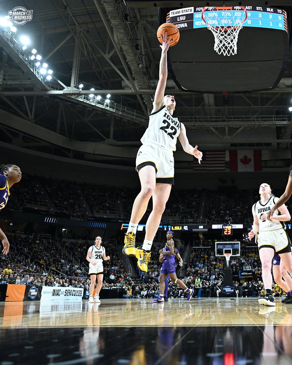 MarchMadnessWBB's tweet photo. .@CaitlinClark22 IS UNREAL 🤯🔥

⭐️ 37 PTS 
⭐️ 9 3PM  

#MarchMadness x @IowaWBB https://t.co/1XPHF3u62y