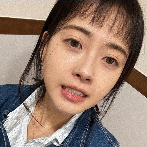 KDramaHandle's tweet photo. #GoAra shares selfies with a new haircut, featuring short bangs that accentuated her doll-like beauty.
#GoAhRa #고아라 https://t.co/Xb1eZnVMzA
