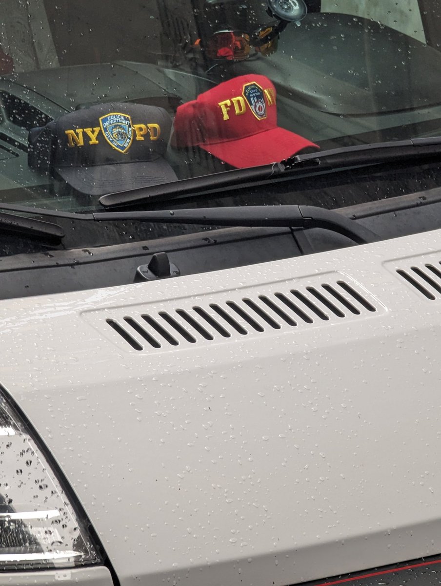 WakefieldBxDave's tweet image. @placardabuse @nypdnews @NYCMayor @nypdpc.  No money to pay the commercial meter?   No problem, use NYPD and @FDNY #FancyHats to steal parking.  @NYPDTransport won&apos;t mind. 

Imagine if everyone put &quot;first responders&quot; hats on their dashboards then @NYC_DOT won&apos;t get any revenue.