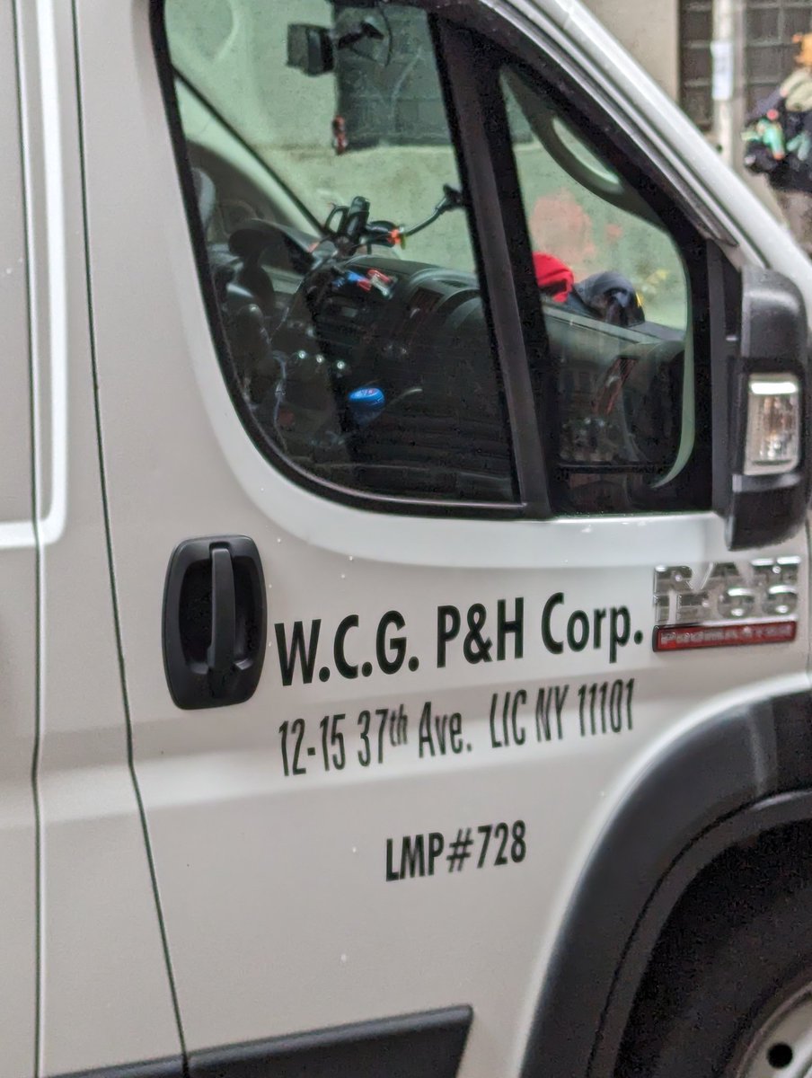 WakefieldBxDave's tweet image. @placardabuse @nypdnews @NYCMayor @nypdpc.  No money to pay the commercial meter?   No problem, use NYPD and @FDNY #FancyHats to steal parking.  @NYPDTransport won&apos;t mind. 

Imagine if everyone put &quot;first responders&quot; hats on their dashboards then @NYC_DOT won&apos;t get any revenue.