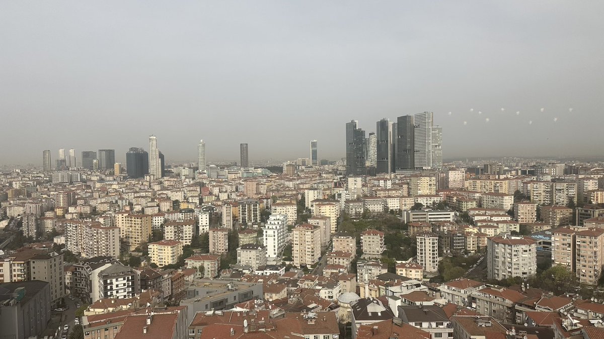 İstanbul’da toz (partikül madde) nedeniyle hava puslu görünüyor. Muhtemelen arabanızın üzerinde biriken tozlardan fark etmişsinizdir. Özellikle 2,5 mikron çapından küçük tozlar (PM2.5) canlı sağlığını bozar.