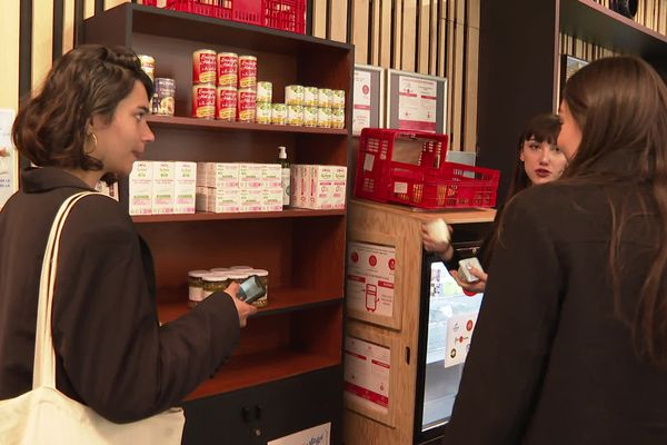 "Le fait que ce soit pour les étudiants, je me sens légitime" : un frigo et un cellier solidaires pour les étudiants précaires à Cannes france3-regions.francetvinfo.fr/provence-alpes…