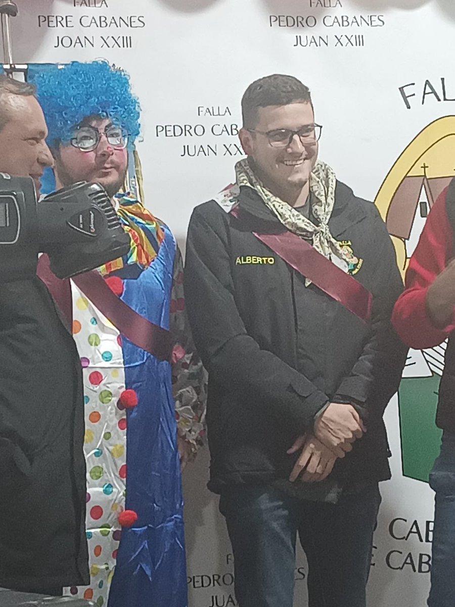 Falla374's tweet image. El área de Festejos dio alas a su imaginación, y la comisión apoyó a su nueva Fallera Mayor “masculina”, nuestro Paco Escobí, arropado además por sus doce acompañantes, como Cortes de Honor 💐 Confiamos en que estén a la altura 🙈❤️ ¡Qué Corte!