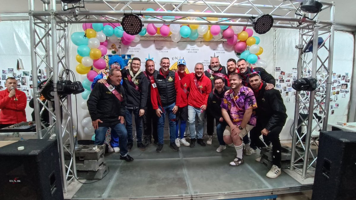 Falla374's tweet image. El área de Festejos dio alas a su imaginación, y la comisión apoyó a su nueva Fallera Mayor “masculina”, nuestro Paco Escobí, arropado además por sus doce acompañantes, como Cortes de Honor 💐 Confiamos en que estén a la altura 🙈❤️ ¡Qué Corte!