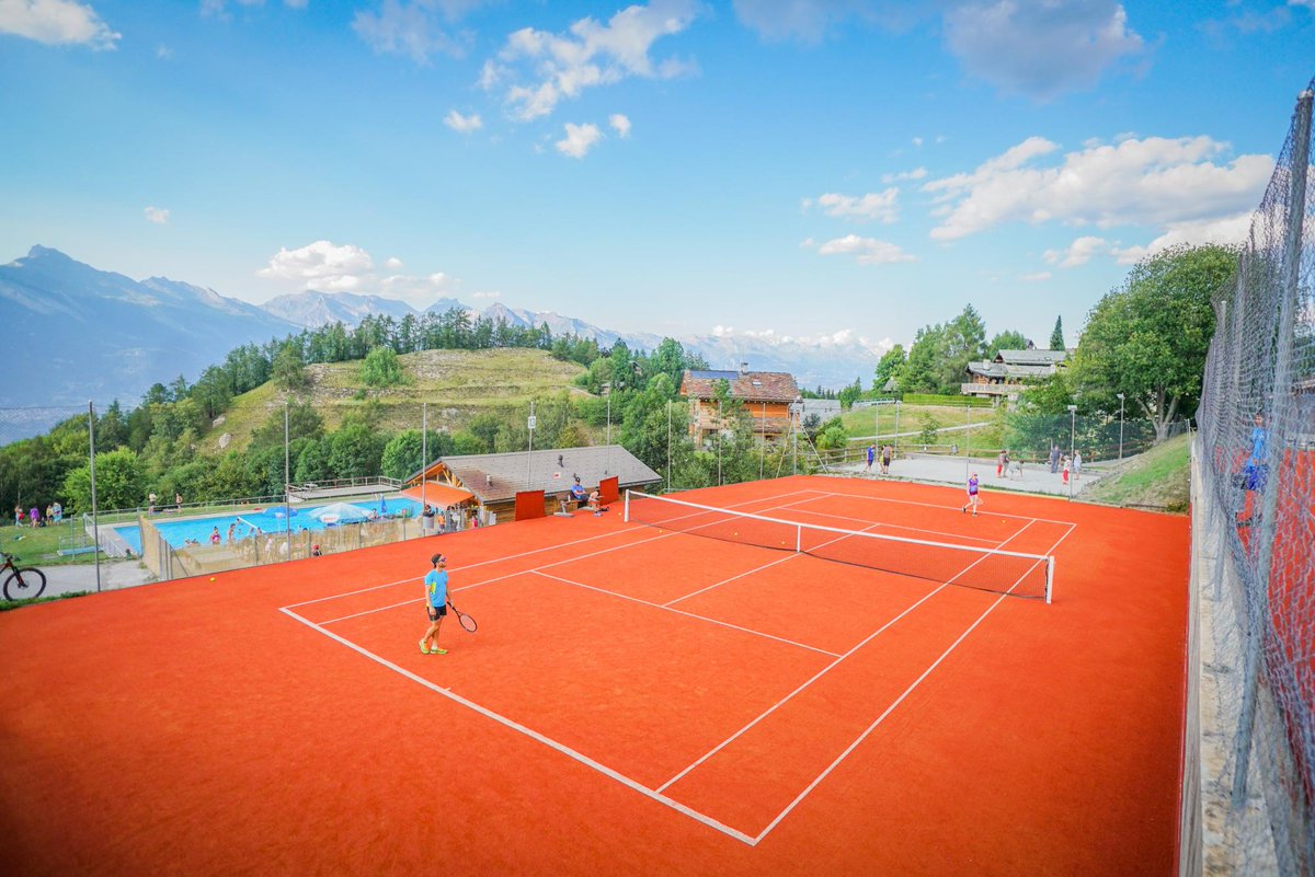 Les deux courts de tennis du Chaèdoz sont maintenant ouverts, tout comme la slackline, le terrain multisport et de beach volley, la place de jeux, le terrain de pétanque et les tours d’escalades. 👉nendaz.ch/fr/P75571/tenn…