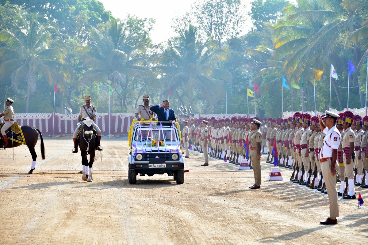 SPmysuru's tweet photo. ಇಂದು ನಗರ ಸಶಸ್ತ್ರ ಮೀಸಲು ಪಡೆಯ ಕವಾಯಿತು ಮೈದಾನದಲ್ಲಿ ಪೊಲೀಸ್ ಧ್ವಜ ದಿನಾಚರಣೆಯನ್ನು ಆಚರಿಸಲಾಯಿತು ಕಾರ್ಯಕ್ರಮಕ್ಕೆ ಮುಖ್ಯ ಅತಿಥಿಗಳಾಗಿ ಆಗಮಿಸಿದ್ದ ಶ್ರೀ ಶಿವರಾಜು.ನಿವೃತ್ತ ಕಮಾಂಡೆಂಟ್ ರವರು ಗೌರವ ವಂದನೆ ಸ್ವೀಕರಿಸಿ ಪೊಲೀಸ್ ಧ್ವಜವನ್ನು ಬಿಡುಗಡೆ ಮಾಡಿದರು ಮತ್ತು ನಿವೃತ್ತ ಪೊಲೀಸ್ ಅಧಿಕಾರಿಗಳನ್ನು ಸನ್ಮಾನಿಸಲಾಯಿತು.@Rangepol_SR https://t.co/Z7I56eNEny