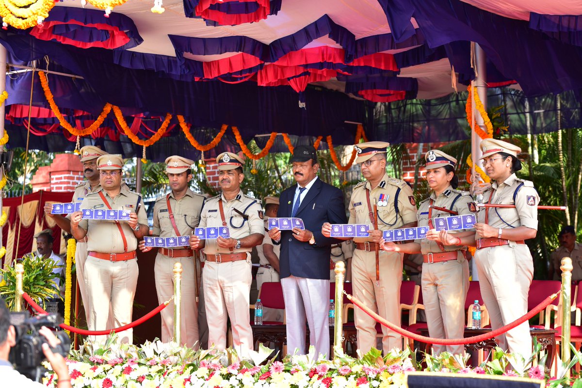 ಇಂದು ನಗರ ಸಶಸ್ತ್ರ ಮೀಸಲು ಪಡೆಯ ಕವಾಯಿತು ಮೈದಾನದಲ್ಲಿ ಪೊಲೀಸ್ ಧ್ವಜ ದಿನಾಚರಣೆಯನ್ನು ಆಚರಿಸಲಾಯಿತು ಕಾರ್ಯಕ್ರಮಕ್ಕೆ ಮುಖ್ಯ ಅತಿಥಿಗಳಾಗಿ ಆಗಮಿಸಿದ್ದ ಶ್ರೀ ಶಿವರಾಜು.ನಿವೃತ್ತ ಕಮಾಂಡೆಂಟ್ ರವರು ಗೌರವ ವಂದನೆ ಸ್ವೀಕರಿಸಿ ಪೊಲೀಸ್ ಧ್ವಜವನ್ನು ಬಿಡುಗಡೆ ಮಾಡಿದರು ಮತ್ತು ನಿವೃತ್ತ ಪೊಲೀಸ್ ಅಧಿಕಾರಿಗಳನ್ನು ಸನ್ಮಾನಿಸಲಾಯಿತು.<a href="/Rangepol_SR/">IGP SR Mysuru</a>