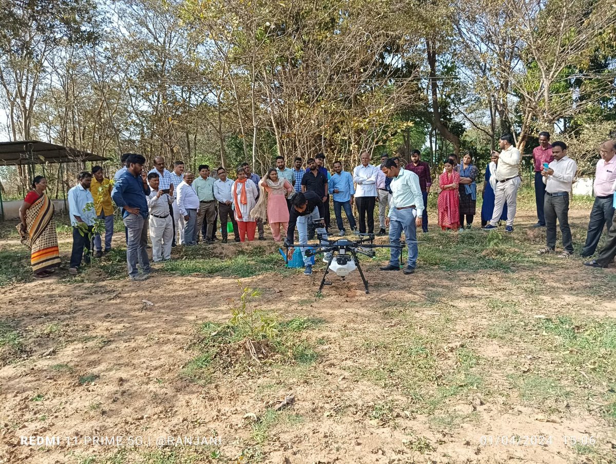 Demonstration of multi-functional Drone for its use in tasar culture at CSB-CTRTI, Ranchi on 01.04.2024.✨ Dr. N.B. Chowdary, Director, CTRTI thanked Shri P. Sivakumar, IFS, Member Secretary, CSB for his guidance in implementing the tech in sericulture. 🌳🐛🦋 #75silkenyearsCSB