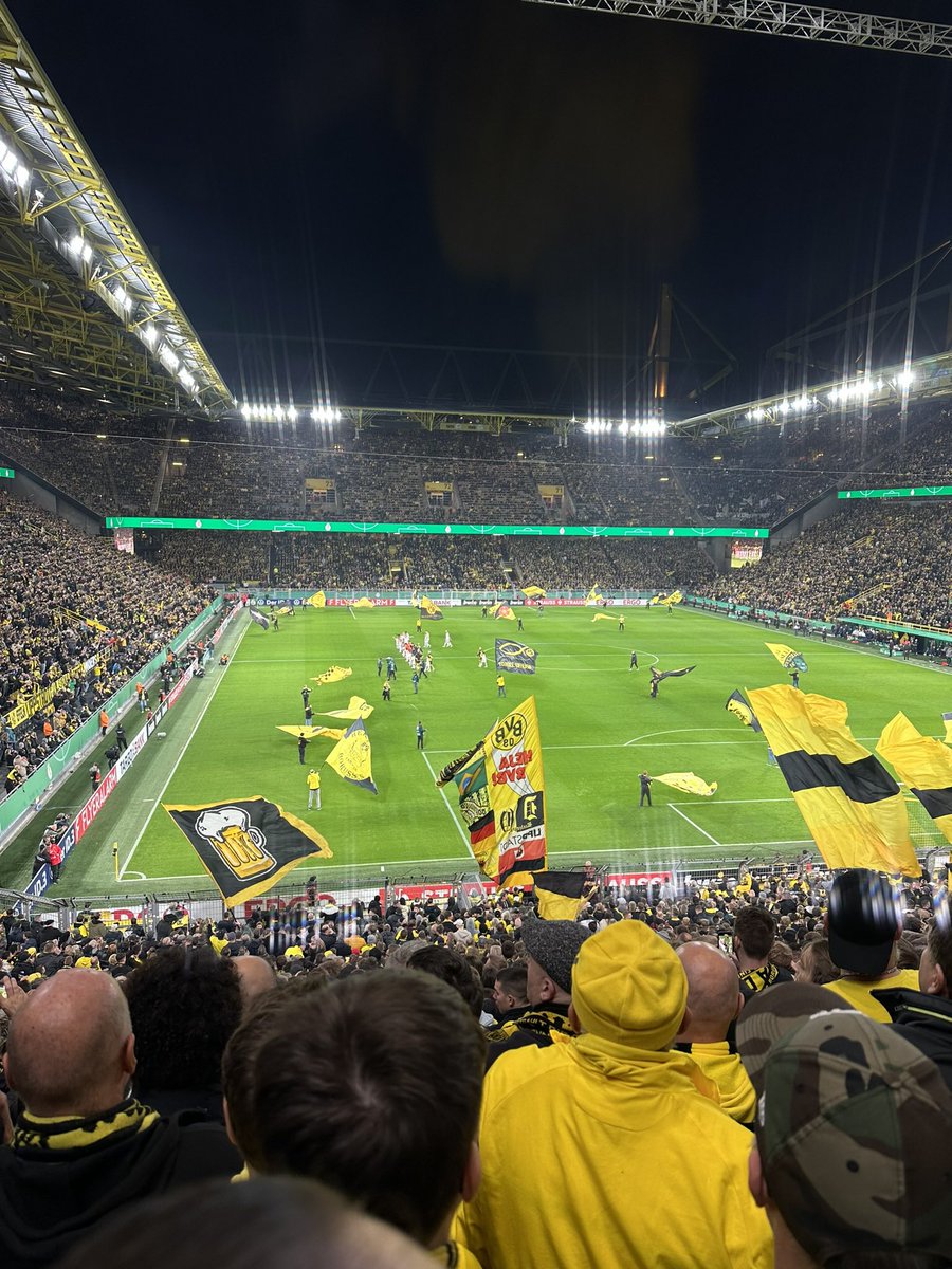 rnjaxx's tweet photo. 50 Jahre Westfalenstadion 🖤💛

#bvb #50jahre #westfalenstadion #happybirthday https://t.co/aVLOy8Mf8e