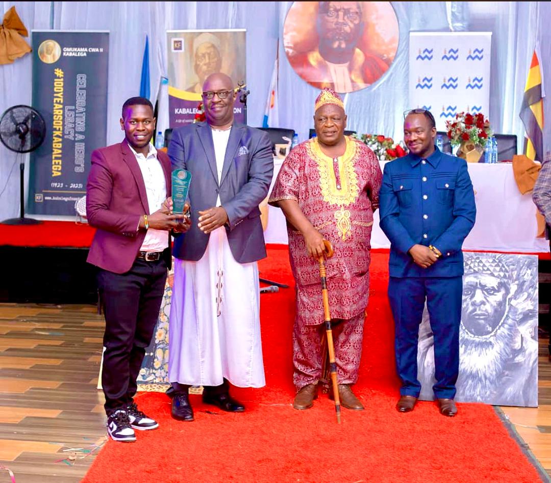 At the commemoration of the 100 years of Omukama Cwa II Kabalega legacy #KABALEGAROYALDINNER, we're delightful to have received the commemoration award for the cause of community mobilisation and Advocacy presented by @Kabalegafndn in partnership with @Bunyoro_Kitara @fmkabalega