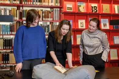 LeidenGlobal (@leidenglobal) on Twitter photo #Fakenews is één van de meest besproken hedendaagse onderwerpen, maar is het wel zo hedendaags?
Uit onderzoek van dr. Jacqueline Hylkema <a href="/LeidenHum/">Leiden University - Faculty of Humanities</a> blijkt dat vervalsingen een lange geschiedenis hebben <a href="/ubleiden/">UBLeiden</a>
<a href="/JacqHylkema/">Jacqueline Hylkema</a> <a href="/TijdschrvGesch/">Tijdschrift voor Geschiedenis</a>
📚bibliotheek.universiteitleiden.nl/nieuws/2024/03… #Fakenews is één van de meest besproken hedendaagse onderwerpen, maar is het wel zo hedendaags?
Uit onderzoek van dr. Jacqueline Hylkema <a href="/LeidenHum/">Leiden University - Faculty of Humanities</a> blijkt dat vervalsingen een lange geschiedenis hebben <a href="/ubleiden/">UBLeiden</a>
<a href="/JacqHylkema/">Jacqueline Hylkema</a> <a href="/TijdschrvGesch/">Tijdschrift voor Geschiedenis</a>
📚bibliotheek.universiteitleiden.nl/nieuws/2024/03…