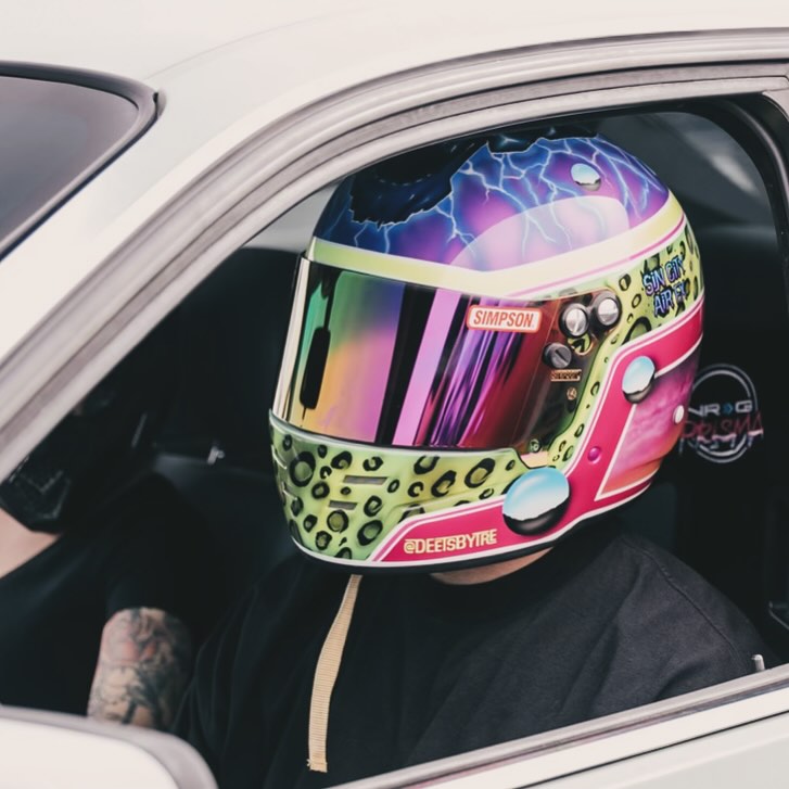 Tré Deeter giving off all of the 90's vibes with his Simpson Viper. Our Viper offers exceptional range of vision with an extra-large eye port for those desiring maximum visibility. Get yours here: holley-social.com/SA2020ViperRac… #TeamSimpson #Simpson #SimpsonHelmets #SimpsonSafety