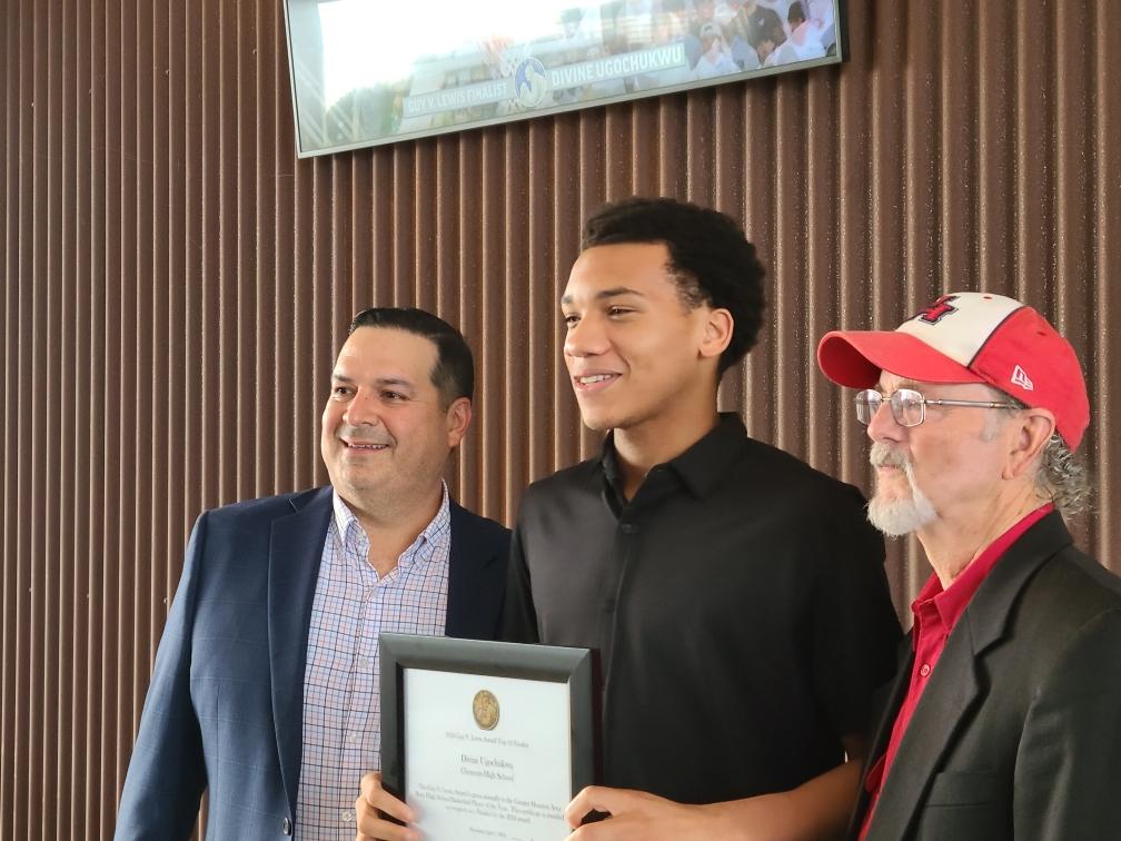 Guy V Lewis Award (@guyvlewisaward) on Twitter photo Congratulations to:
<a href="/shelt0n2/">Shelton Henderson</a>, <a href="/SuperstarrChris/">Christopher McDermott</a>, <a href="/futurefilled/">Robert Miller</a>, and <a href="/TheDivineUgo/">Divine Ugochukwu</a> Congratulations to:
<a href="/shelt0n2/">Shelton Henderson</a>, <a href="/SuperstarrChris/">Christopher McDermott</a>, <a href="/futurefilled/">Robert Miller</a>, and <a href="/TheDivineUgo/">Divine Ugochukwu</a>
