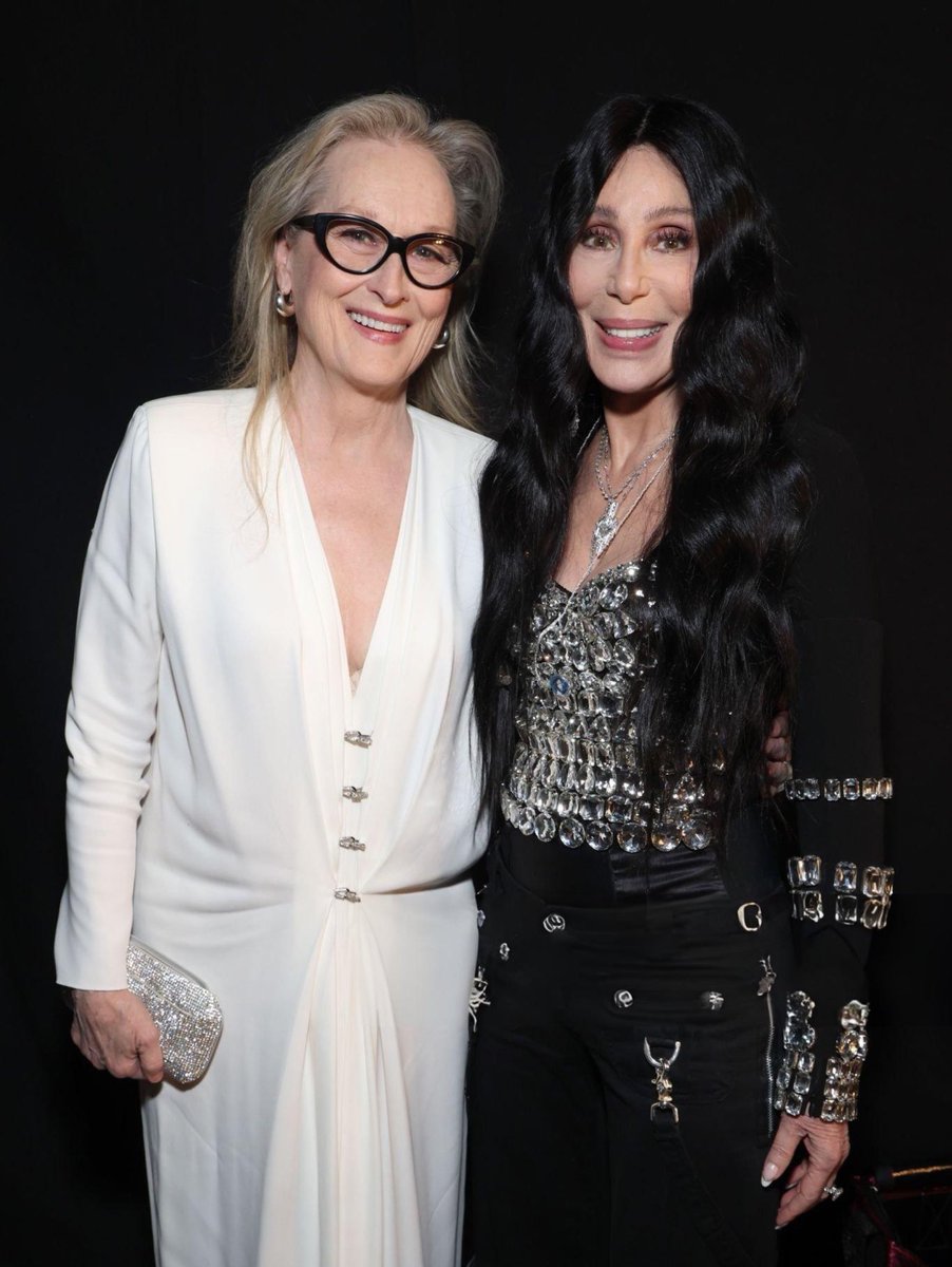 kellmanstreep's tweet photo. there is 40 years between these photos of meryl streep and cher https://t.co/b9olYNlvuY