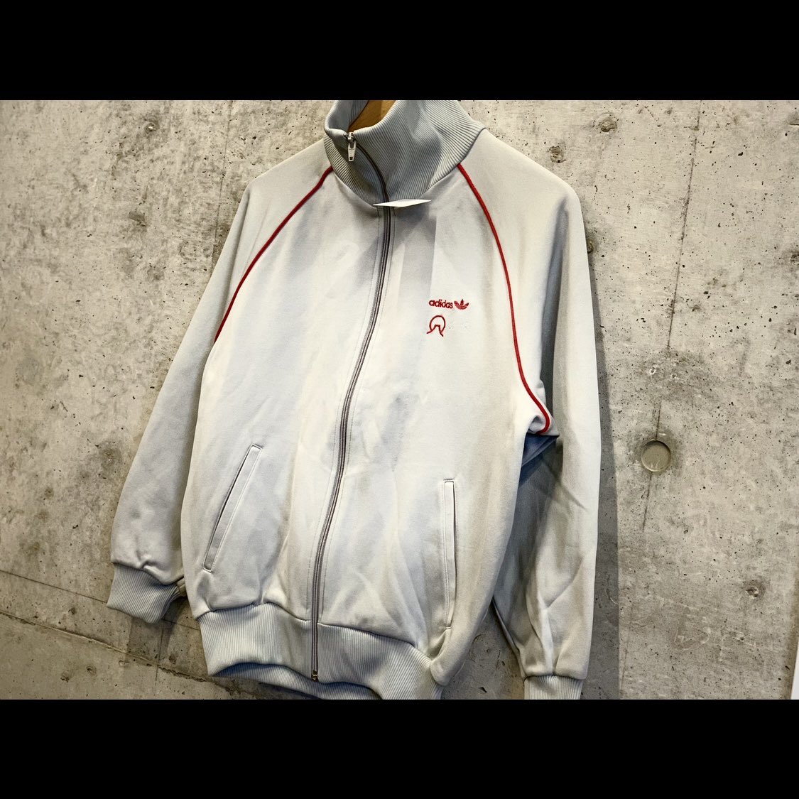 GASLAMPSQUARE_2's tweet image. ⚽️#70sadidas #trackjacket #トラックジャケット 🏀
大量にトラックジャケットを揃える当店ですが、
こんなヴィンテージも紛れております☝︎
ジャストサイズが今新鮮に見えるのではないでしょうか✴︎
.
#gaslampsquare下北沢店
#ガスランプスクエア下北沢店