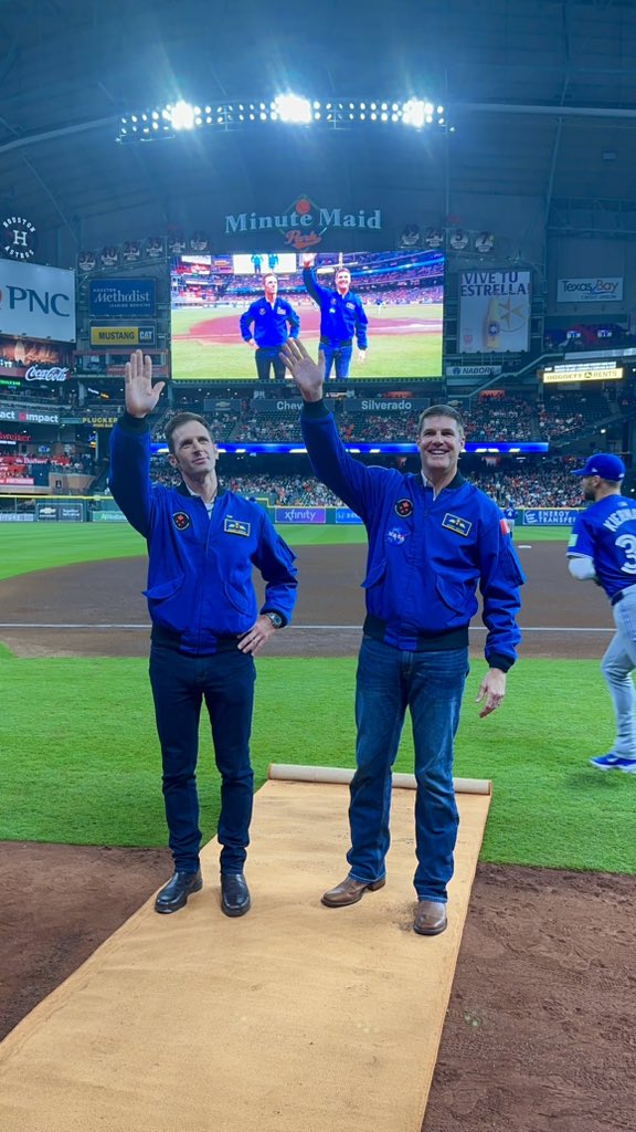 @csa_asc  Astronaut Colonel Josh Kutryk kicked off tonight’s @astros vs. @BlueJays game with the ceremonial first pitch! ⚾️Joined by Colonel Jeremy Hansen for #SpaceCityMondays at Minute Maid Park, Houston.