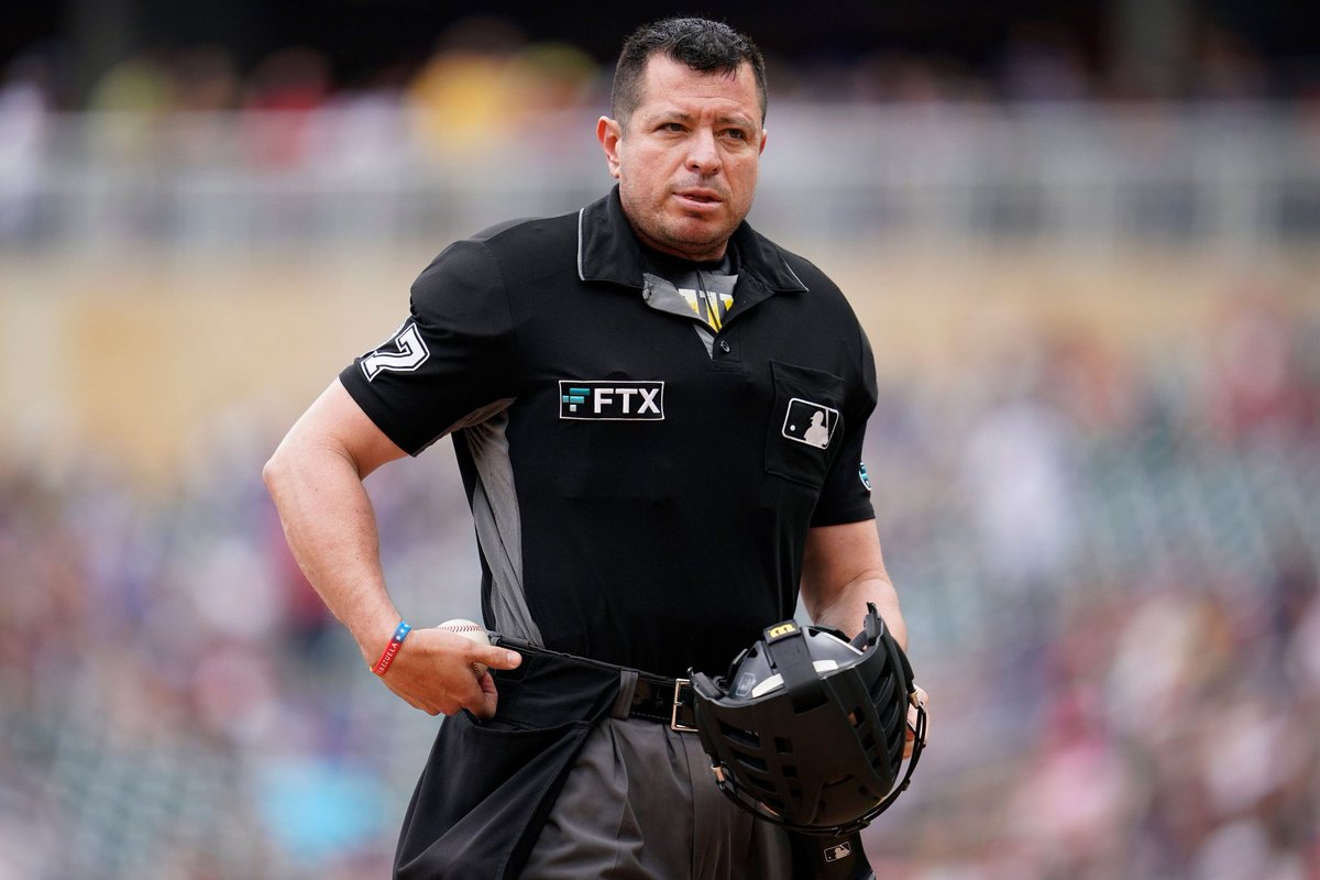 vzlanumpirecamp's tweet photo. ¡PRESENTES! El arbitraje venezolano sigue en los momentos históricos de la MLB y Carlos Torres estuvo trabajando como umpire de 2B en el encuentro entre Blue Jays y Astros que tuvo un No Hit No Run del lanzador Ronel Blanco. 🇻🇪⚾👍🏻
#umpires #VUC #MLB #NohitNoRun https://t.co/7nijDpowuu