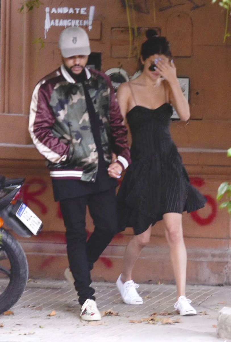 the_weekndarg's tweet photo. 7 años de la icónica foto de The Weeknd y Selena Gomez caminando por las calles de Buenos Aires con un graffiti de fondo que decia MACRI GATO 🔙🇦🇷🐱 https://t.co/XIx13kPgUh
