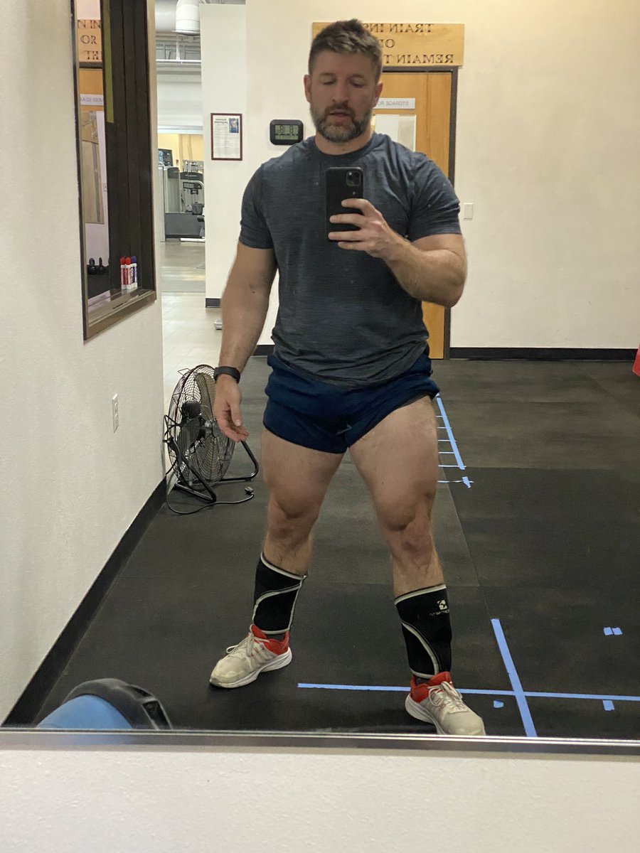 mybrainissmart's tweet photo. Sometimes someone is spawn camping at the smith machine and you don’t have time to get last hack squat set in. Nonetheless, #QuadCheck still must take place 🤷🏻♂️ https://t.co/rShqrsu4V2