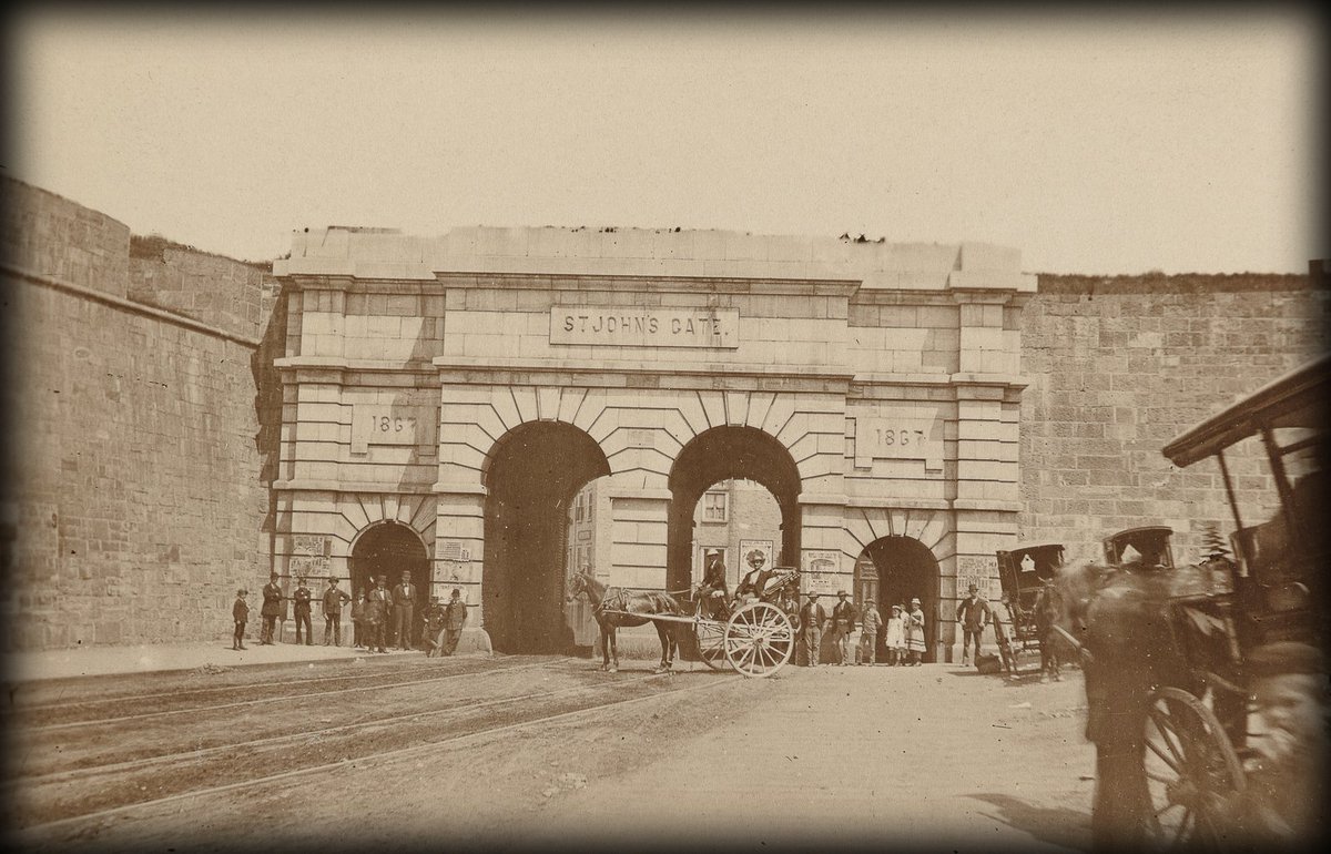 La première porte St-Jean de 1693 à 1745, une deuxième de 1745 à 1863, une troisième de 1863 à 1897, ( PHOTO ) et une quatrième de 1939 à aujourd'hui.