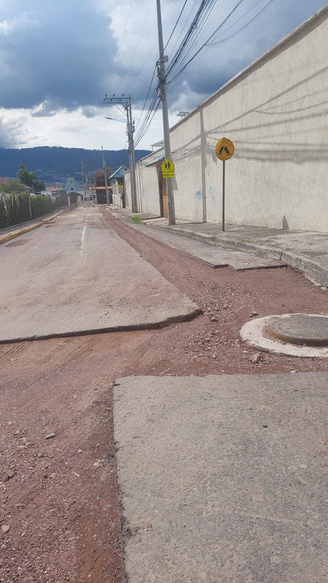 RedSos_Ec's tweet photo. @zonaltumbaco @MiPuembo @pabelml @ObrasQuito @MunicipioQuito Lamentablemente @zonaltumbaco al parecer no están claros en fechas!! La apertura  de calles inició en julio 2023!! Los trabajos se paralizaron en agosto, retomaron en febrero !! Todo ese tiempo a pasado asi!! Cc. @MiPuembo https://t.co/CbfM7cz6cr